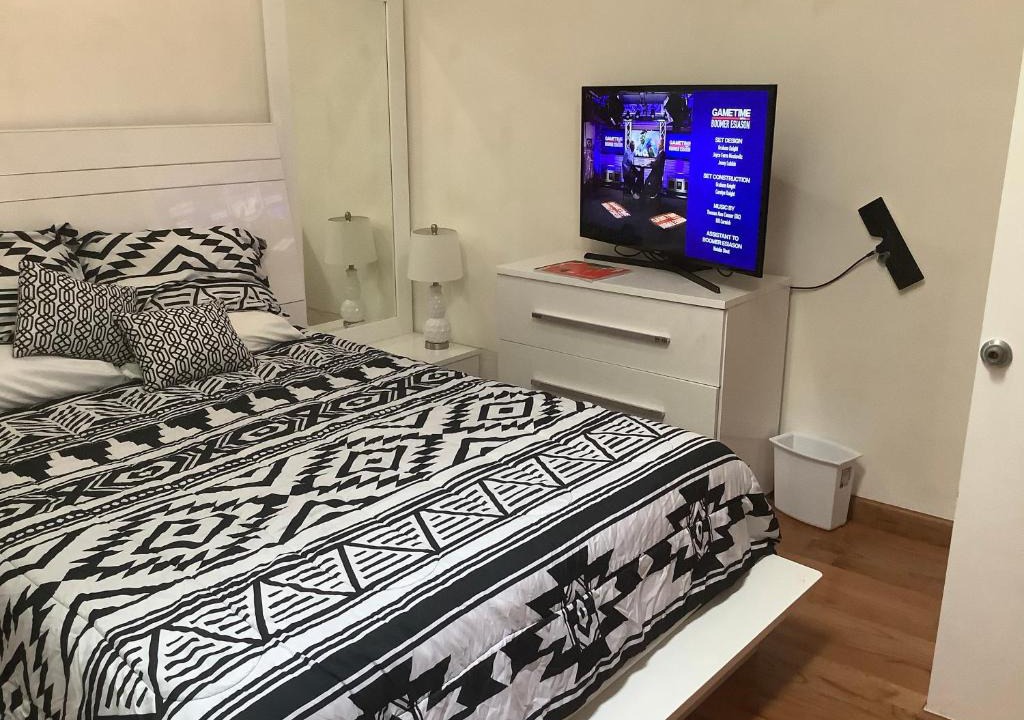 Poplar House | StaySimpler Loft District Cozy Private Master BDrm with Private Bath