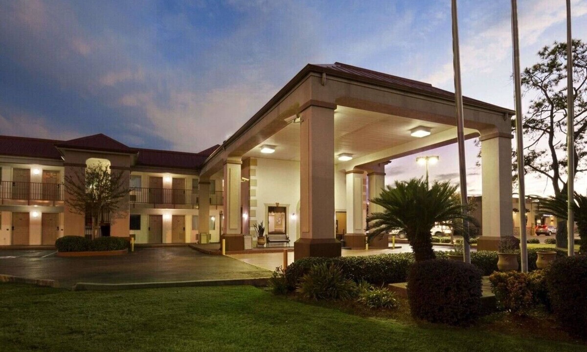 Broadmoor Hotel | Staywell Suites