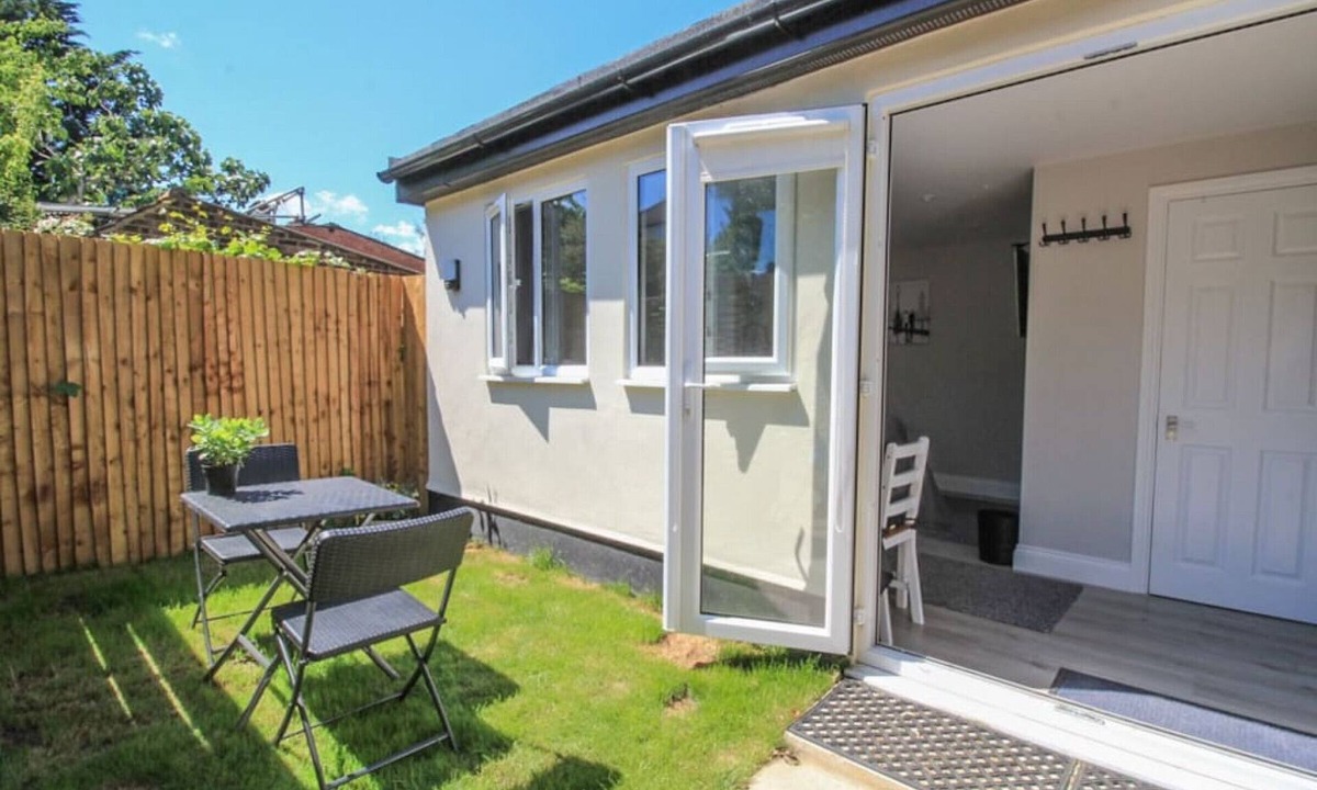 Crofton Park House | StayZo Crofton Park - Central London Studio