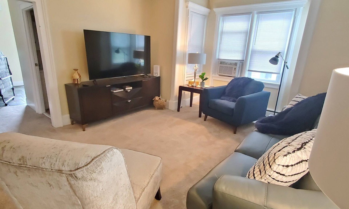 Auburn Apartment | Steel Hideaway, first floor easy access, king bed, fenced yard, fast wifi
