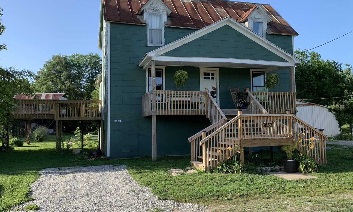 Lupus Cottage | Step Back in Time Near The Missouri River