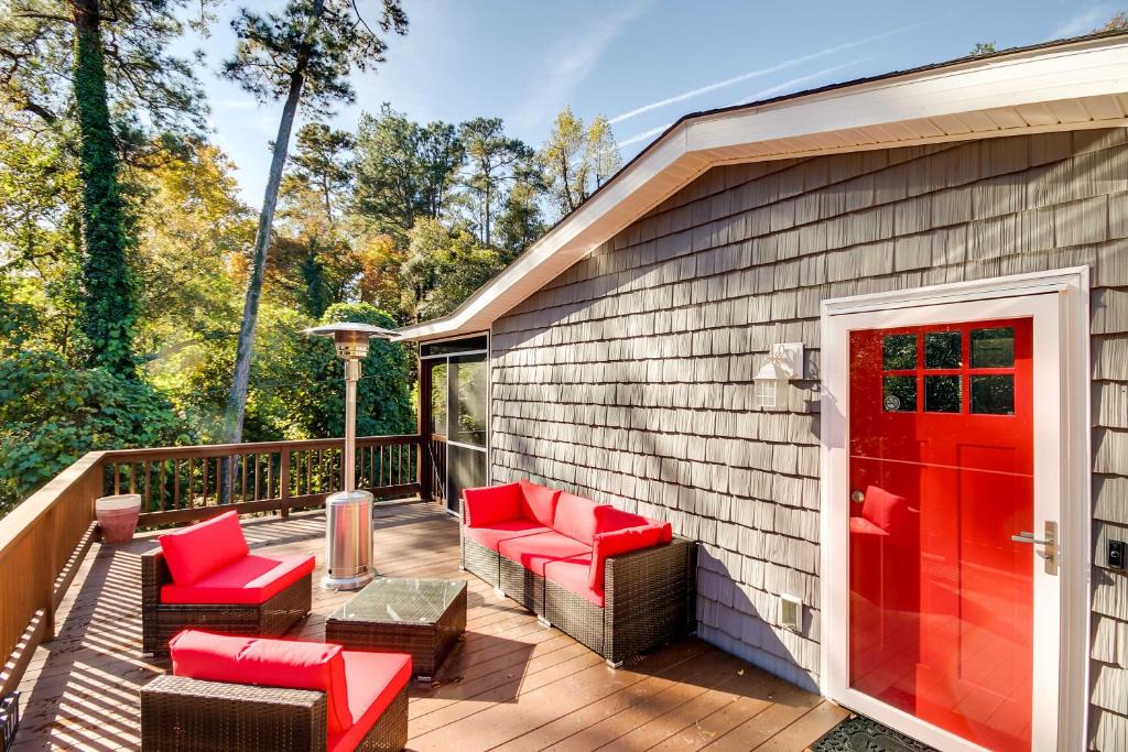 Rosewood House | Step-Free Home with Fire Pit - 3 Miles to USC!
