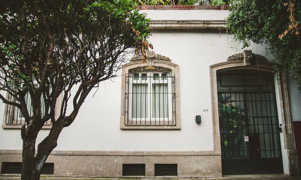 Colonia Roma House | Step into a beautifully preserved historic home in the heart of Roma Norte — one of Mexico City’s most iconic neighborhoods. This 8-bedroom residence blends original charm with modern comfort, featuring private bathrooms, a charming rooftop.