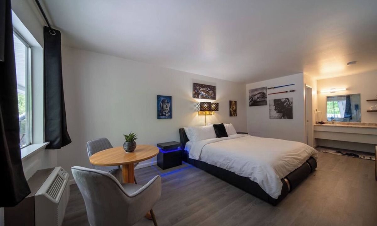 Eureka Springs Historic District Resort | Step into our Galaxy King Suite Room at GloryDayz!