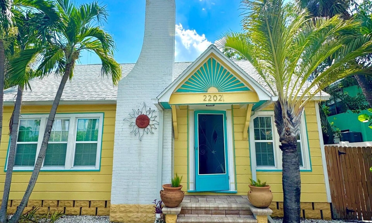 Pass-a-Grille Cottage | Steps 2 Beach- Cottage w/king bd +2bikes +parking