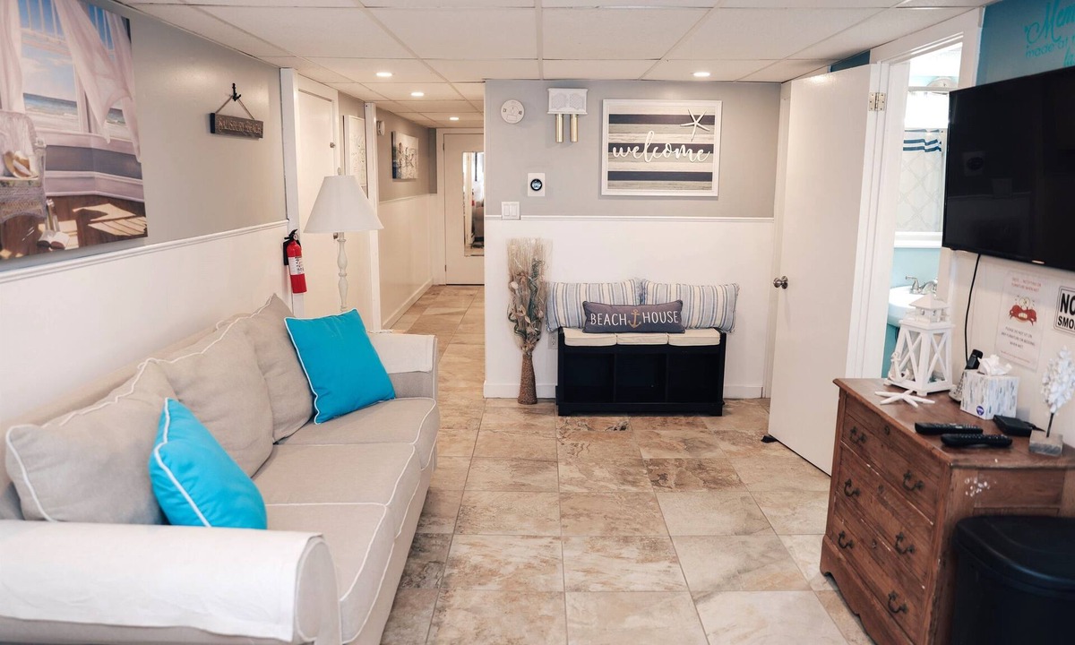 Salisbury House | 🏖️Steps 2 the BEACH Cute &Cozy Retreat Oceanside w/Marsh Views only w/A/C &1 PRK☀️