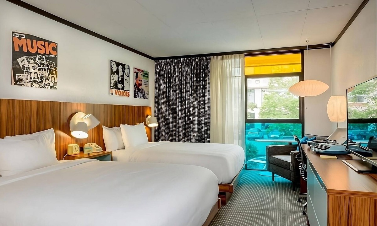 West Fens Hotel | Steps away from Fenway Park! 3 Pool View Units with Balcony! Pets Allowed, Pool!