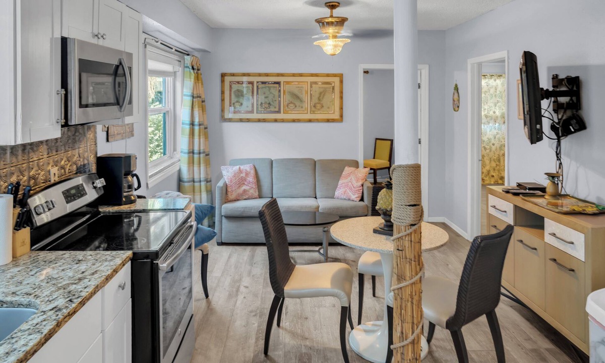 Clearwater Beach Cottage | Steps from Beach, sleeps 6, Pets Ok