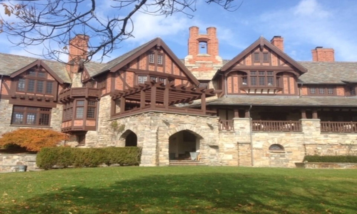 Watch Hill House | Steps from East Beach-4 Bedrooms