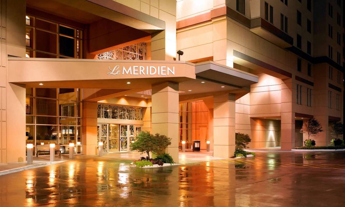 Far North Dallas Hotel | Steps from Galleria Dallas + Dining. Pool. Gym.