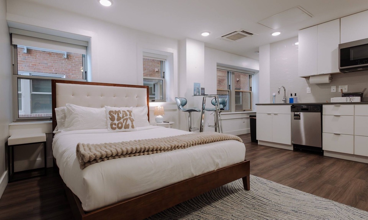 Hanover Place Apartment | Steps From KC's Streetcar | The Speakeasy