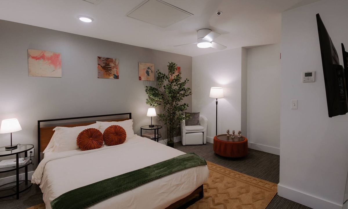 Hanover Place Apartment | Steps from KC Streetcar - The Nook