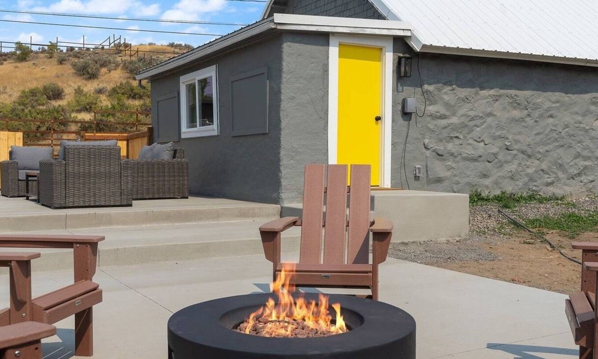 Soap Lake House | Steps from The Beach