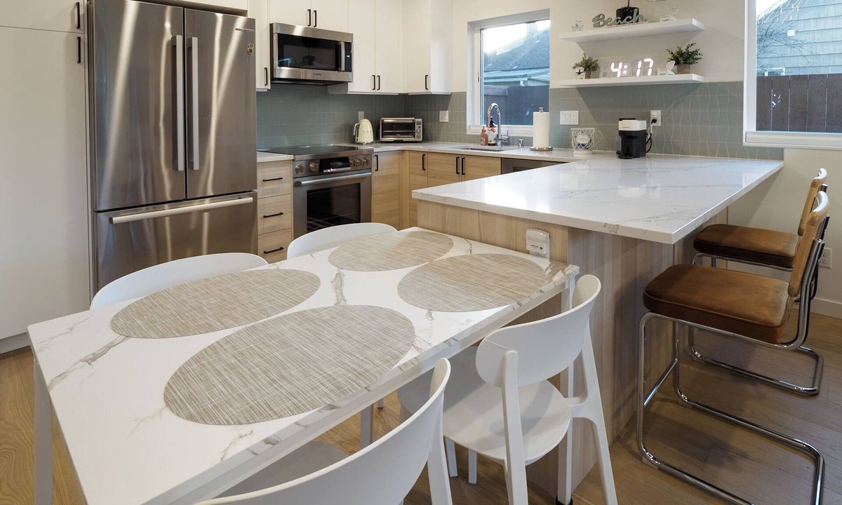 Alki House | Steps to Alki Beach with Water Views Rooftop deck