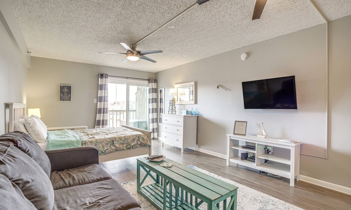 Midtown Ocean City Apartment | Steps to Boardwalk! Couples Retreat in Ocean City