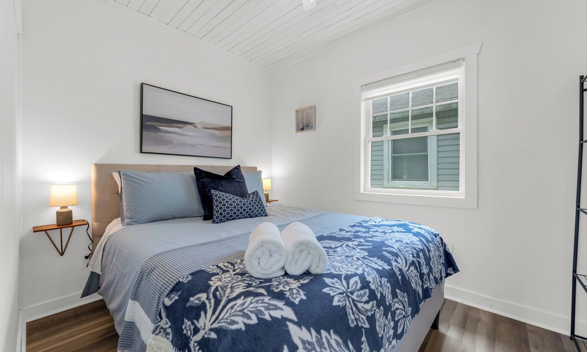 Crystal Beach Cottage | Steps to Crystal beach|Beach Passes|Fire pit|Hot tub|4 Cruiser bikes