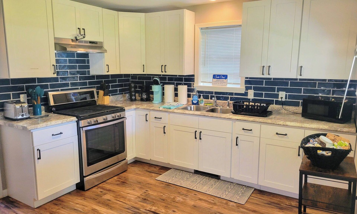Ottawa House | Steps to downtown, Pet friendly, by Starved Rock!