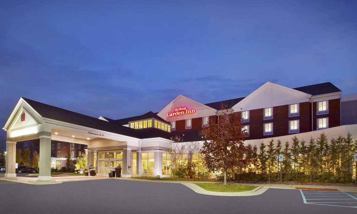 Novi Hotel | Steps to Fountain Walk + On-site Dining. Pool. Gym