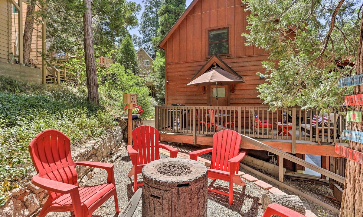 Cedar Glen Cottage | Steps to Lake: Cabin w/Deck in Lake Arrowhead
