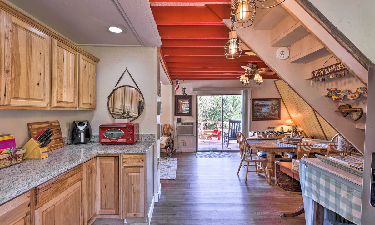 Granbury Cottage | Steps to Lake! Charming Cabin: Pool Access & Decks