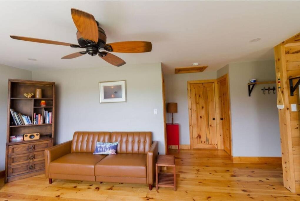 Prince Edward House | Steps to Lake on the Mountain - License ST-2020-0324 R1