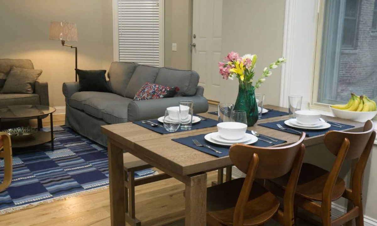 Rush and Division Apartment | *Steps to Mag Mile, 2 BD , fast Wi-Fi, W&D