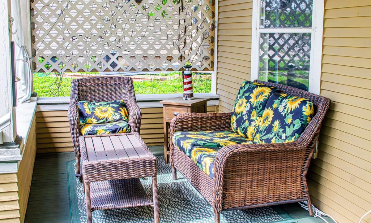 Mount Vernon House | Steps to Main St & Cornell- family fun and sleeps 8!