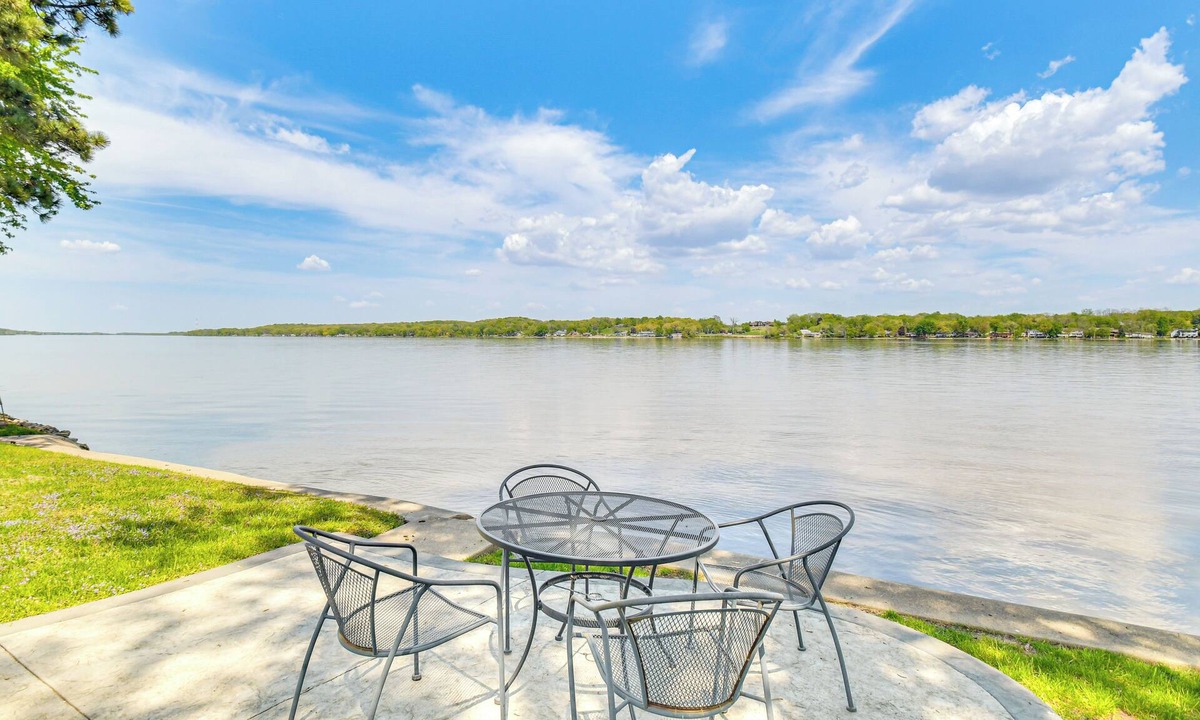 Scott County House | Steps to Mississippi River: Cozy Hot Tub Haven!