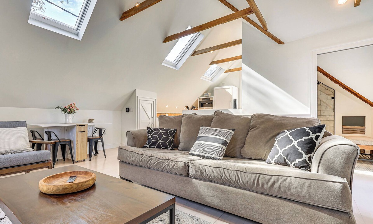 Glen Ridge House | Steps to NYC Train! Charming Carriage House Loft
