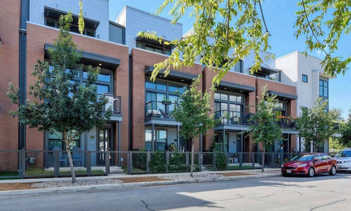 Tobin Hill Condo | Steps to Pearl - Two Townhomes - Sleeps 22
