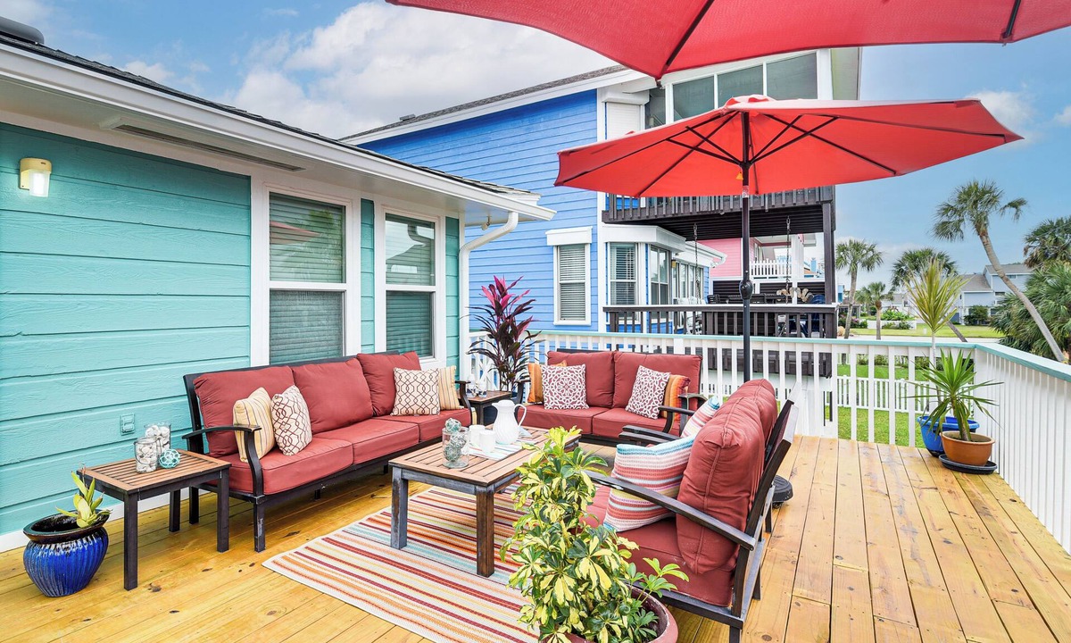 Pirates Beach House | Steps to Pirate Beach: Galveston Home w/Deck!