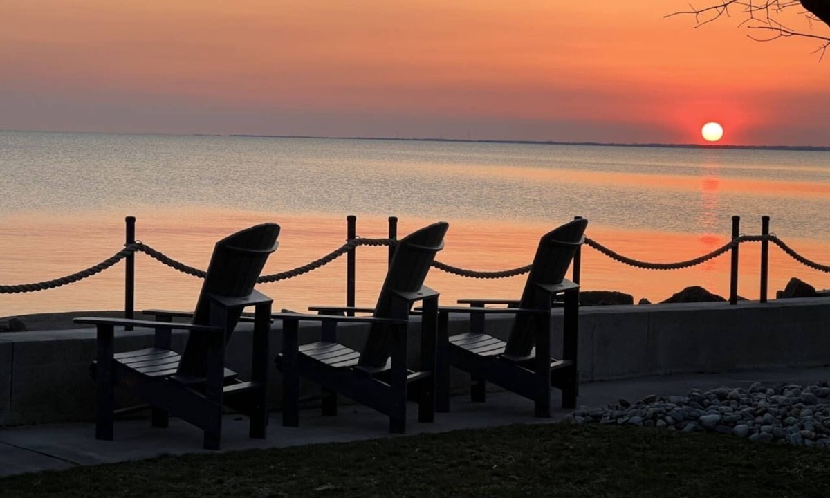 Leamington House | Steps to Point Pelee | Waterfront 3BR w/Fire Pit