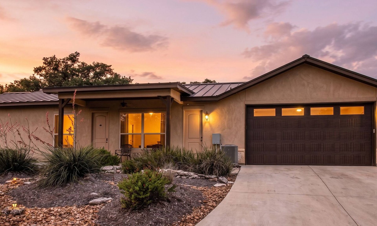 Spring Branch House | Steps to Remi's Ridge & Hayes Hollow Century Oak Casita - Near Canyon Lake