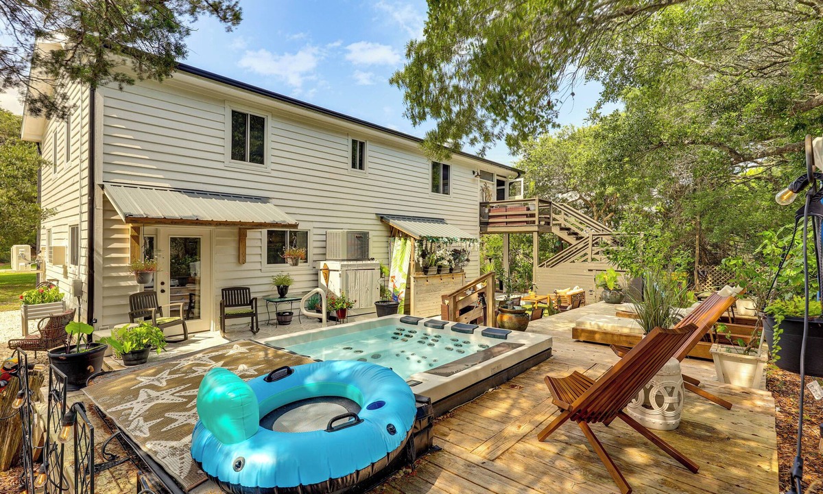 Topsail Beach Villa | Steps to Sand! Topsail Beach Group Getaway!
