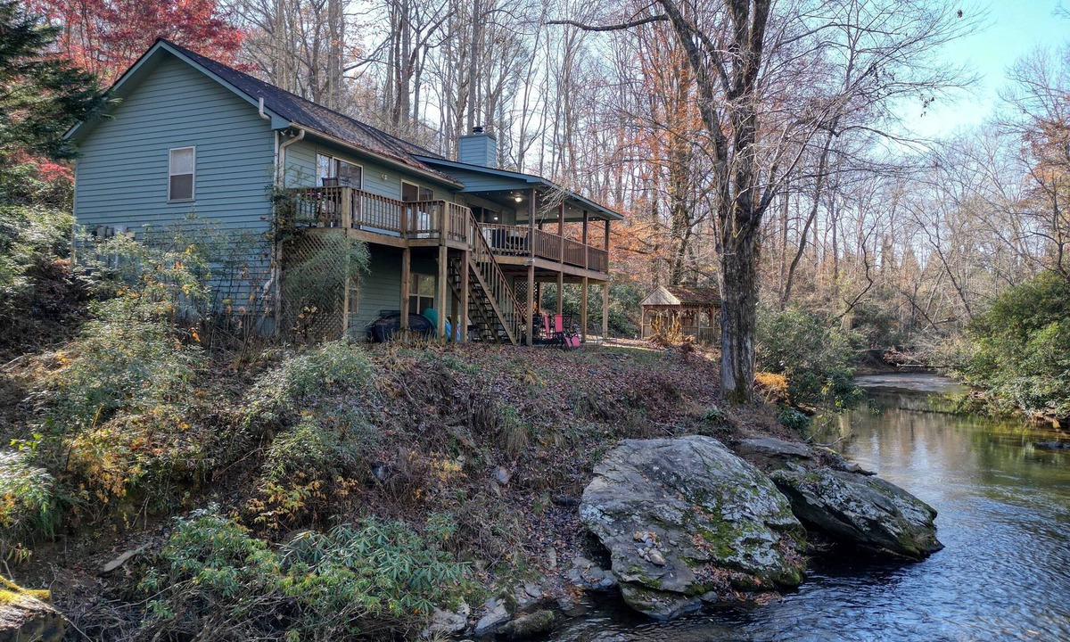 Hayesville House | Steps to Shooting Creek
