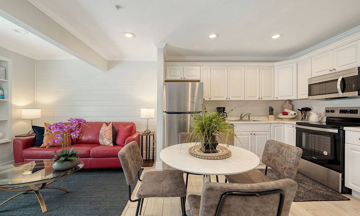 Siesta Key Apartment | 🌷Steps to Siesta Beach, Chic Studio, Pool & Patio