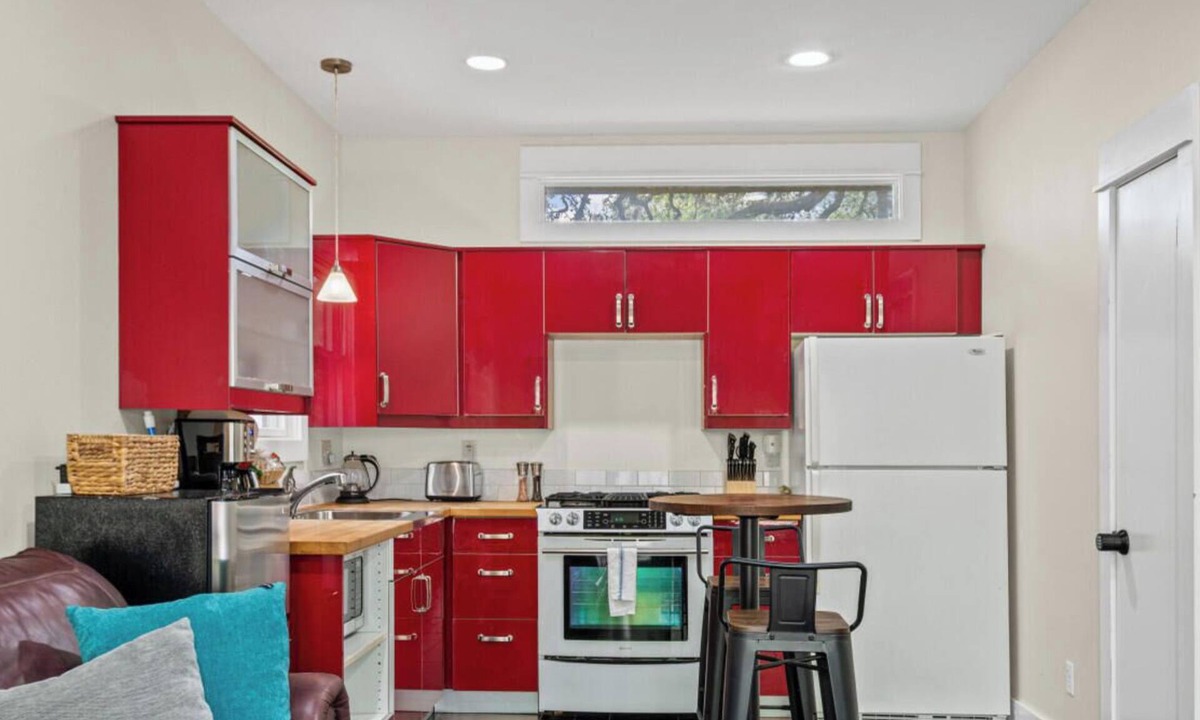 Clarksville House | Steps to SoCo, Mins to Zilker | Quiet Pet-Friendly Casita w Grill + Workspace