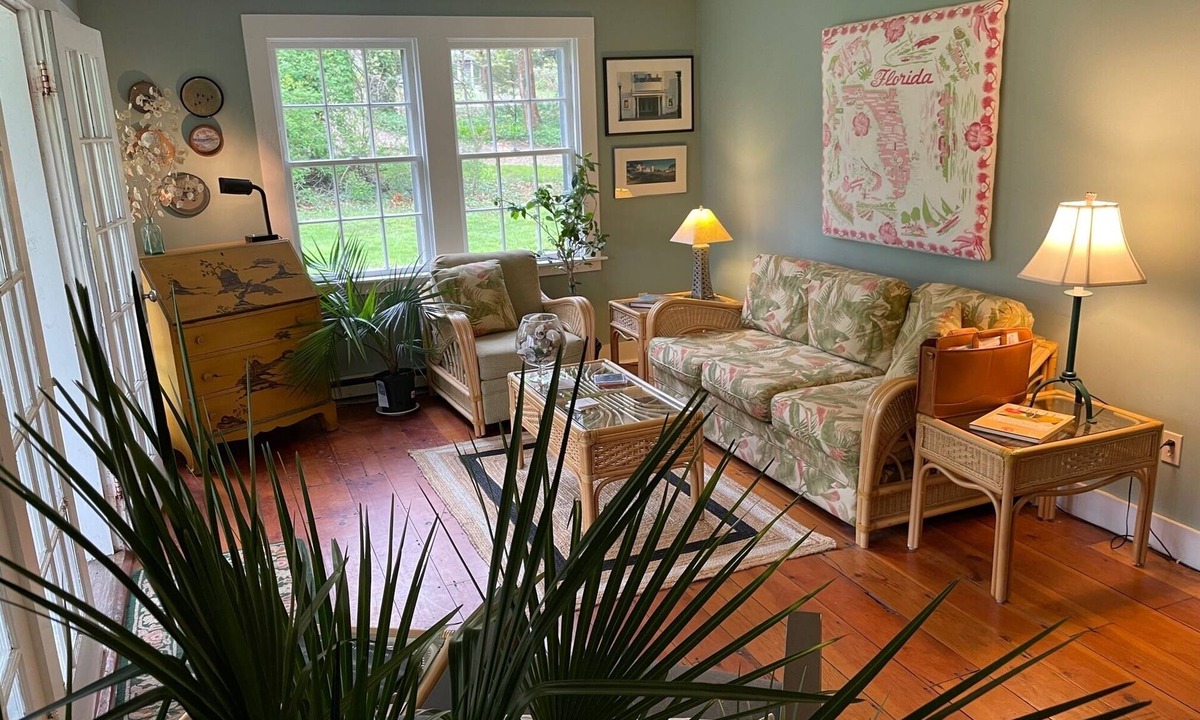 Tisbury Cottage | Steps to the beach - Vineyard Summer home