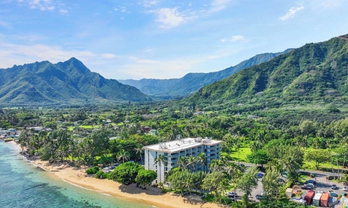 Punaluu Apartment | Steps to the ocean: Beachfront King Bed WiFi + Parking