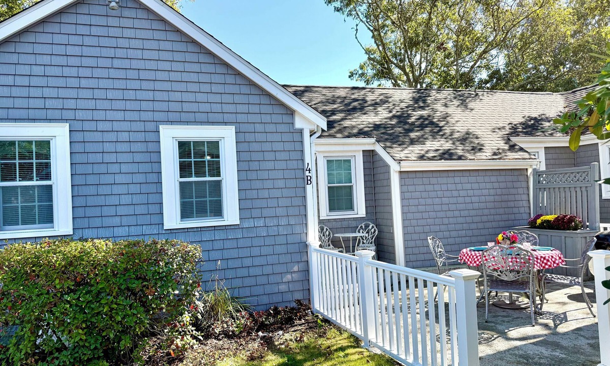 Hyannis Cottage | Steps to the Ocean! Perfect Location!