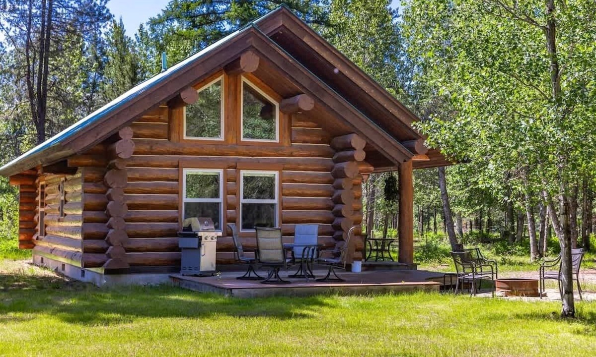 Whitefish House | Steps to the River! River Edge Cabin