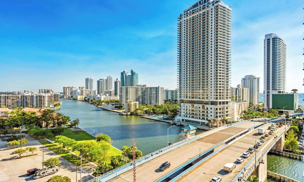 Hallandale Beach Apartment | Steps to the Sand - Beachside Services -18th Floor