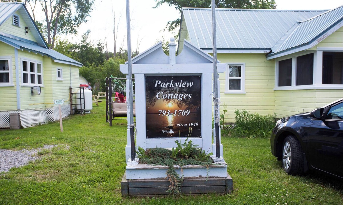 Lindsay House | Steps to the Sturgeon Lake. Cozy bachelor cabin for 2 people.