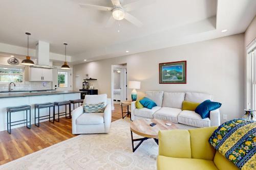 Pilot Mountain House | Steps to Vineyard! Dog-Friendly Pilot Mtn Retreat