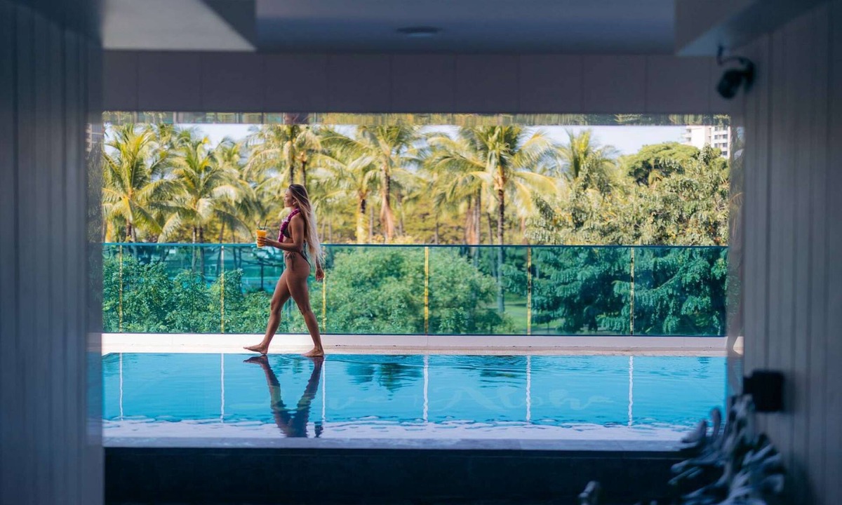 Waikiki Hotel | Steps to Waikiki Beach + Infinity Pool. Sauna. Gym