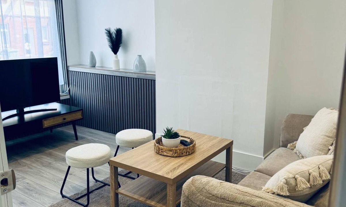 Crewe House | Sterling House - by EazyStays