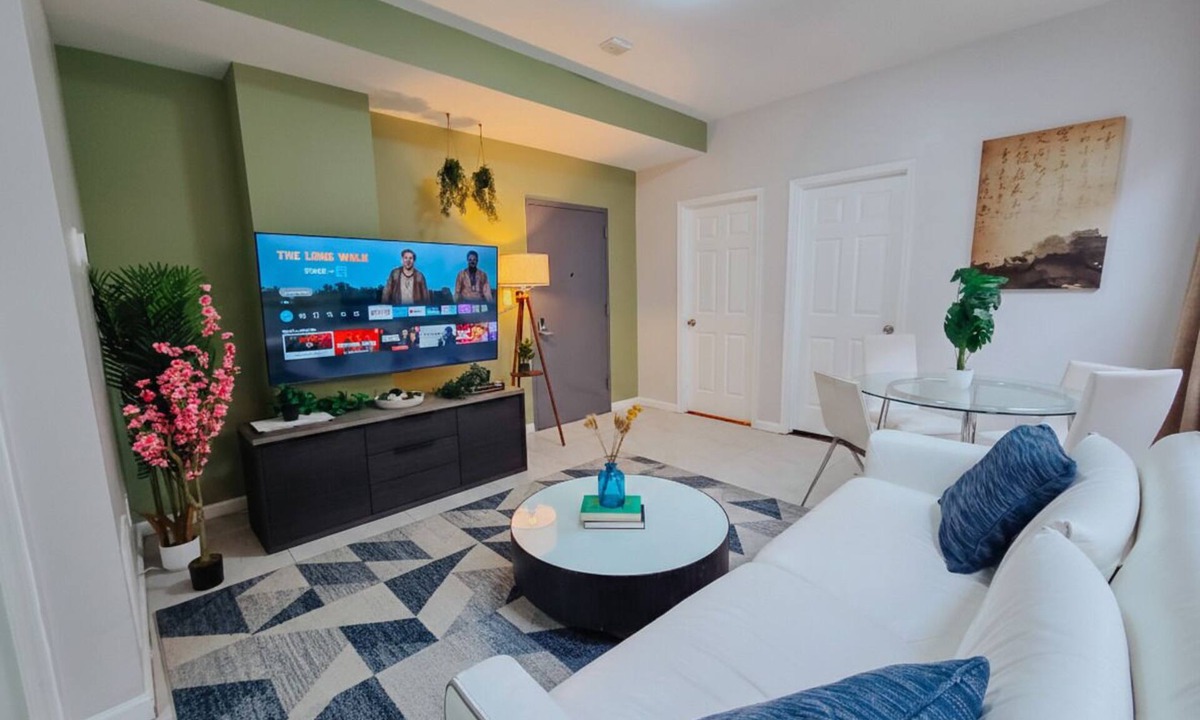Chinatown Apartment | Sterling/King Bed/Elevator/2 Ensuite/W/D