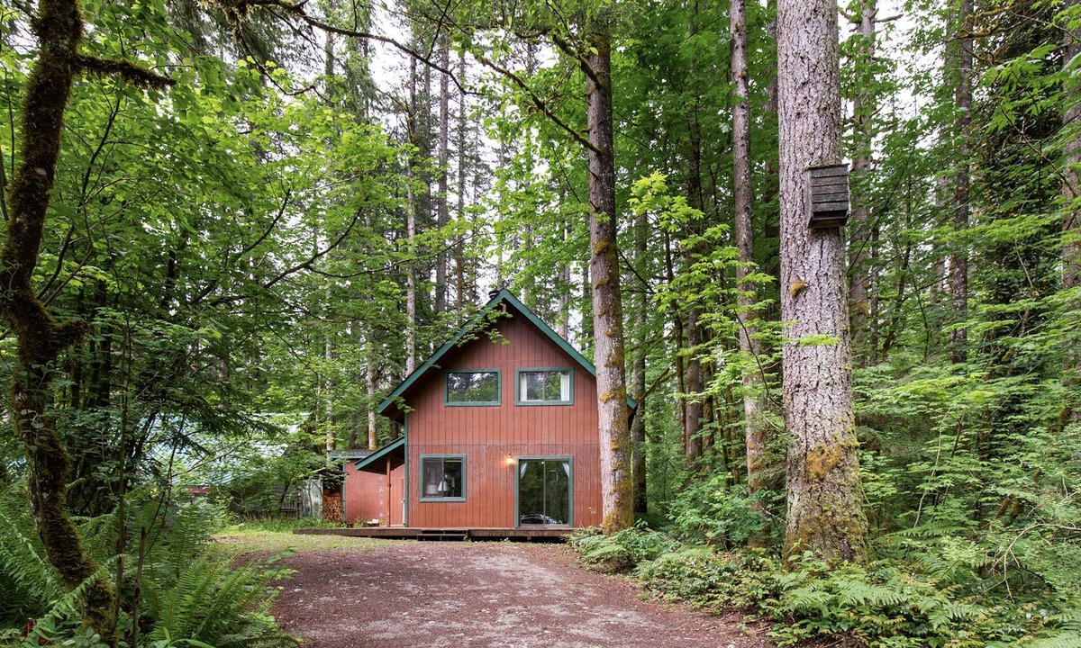 Skykomish Cabin | Stevens Pass Basecamp- minutes to skiing!