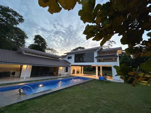 Si Rusa Villa | Stevlynn Villa