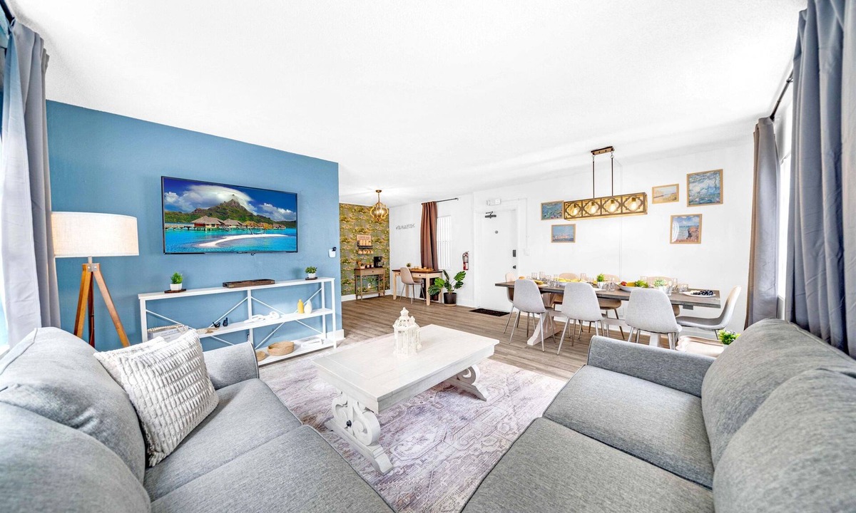 Survey Creek Apartment | Stocked Condo - Sleeps 10 - Palmwavestays